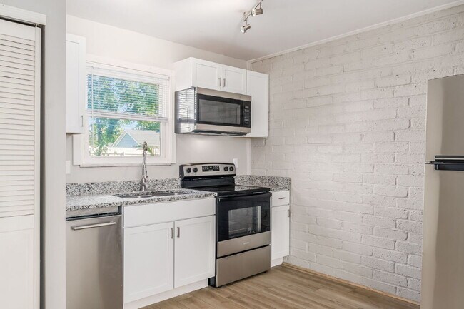Building Photo - FREE 1 Month Rent! Renovated 2BR Near Children’s Hospital & German Village