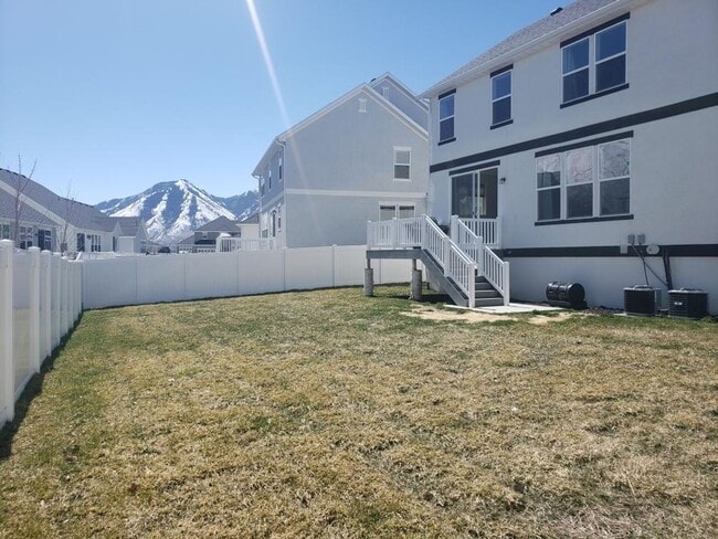 Building Photo - Trails and more at this Harvest Park Home in Mapleton!!