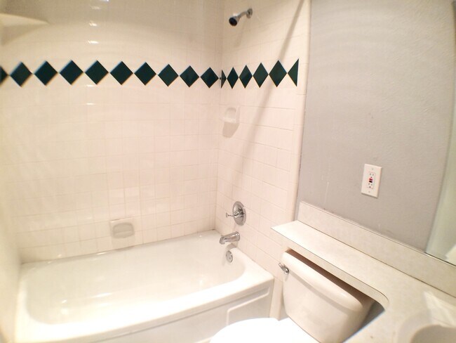 Building Photo - Quaint Home in Peaceful Carrollton Neighborhood!