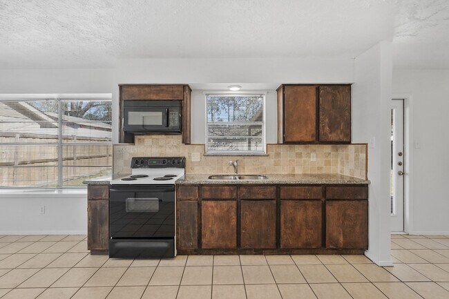 Building Photo - 15226 Flamingo Park