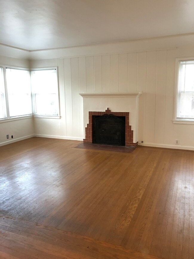 Building Photo - Tahoe Park Cutie! - JUST REDUCED