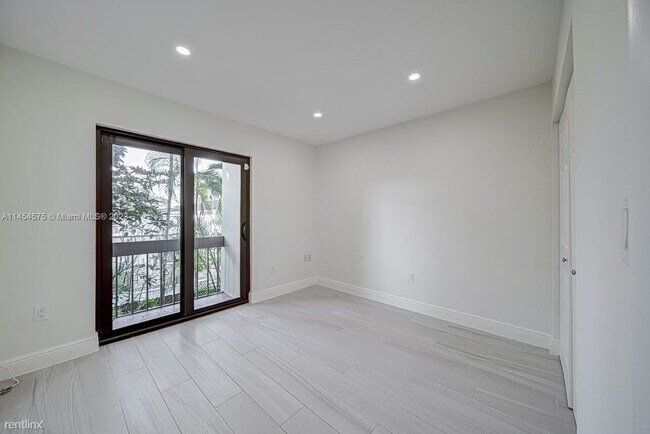 Building Photo - 3 br, 2.5 bath House - 4704 SW 67th Ave