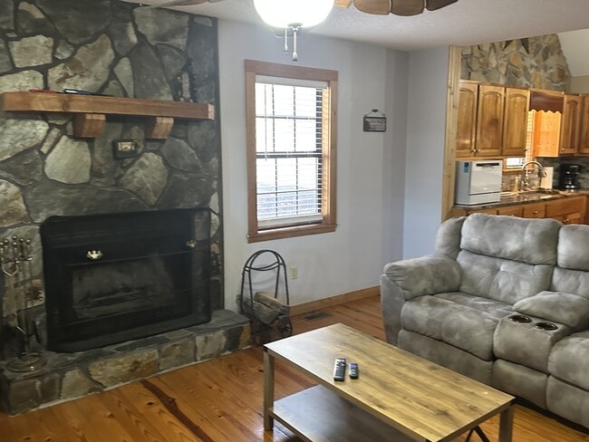 Building Photo - 155 April Ln