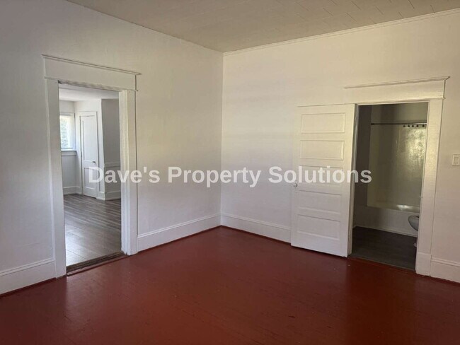 Building Photo - Spacious & Refreshed 1 Bed, 1 Bath Duplex | High Ceilings & Ample Parking!