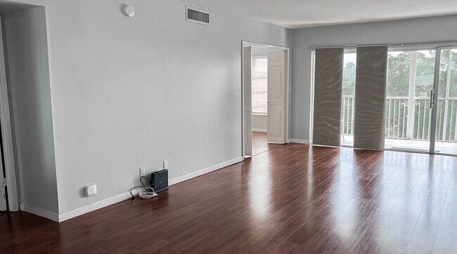 Building Photo - 2850 N Palm Aire Dr