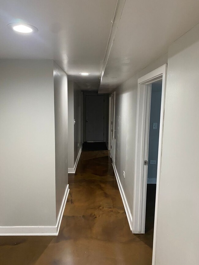 Building Photo - Spacious south side 5 bedroom beauty