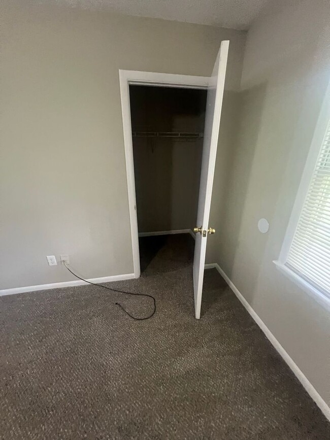 Building Photo - READY NOW!! 2 bedroom 1.5 bathroom in Snel...