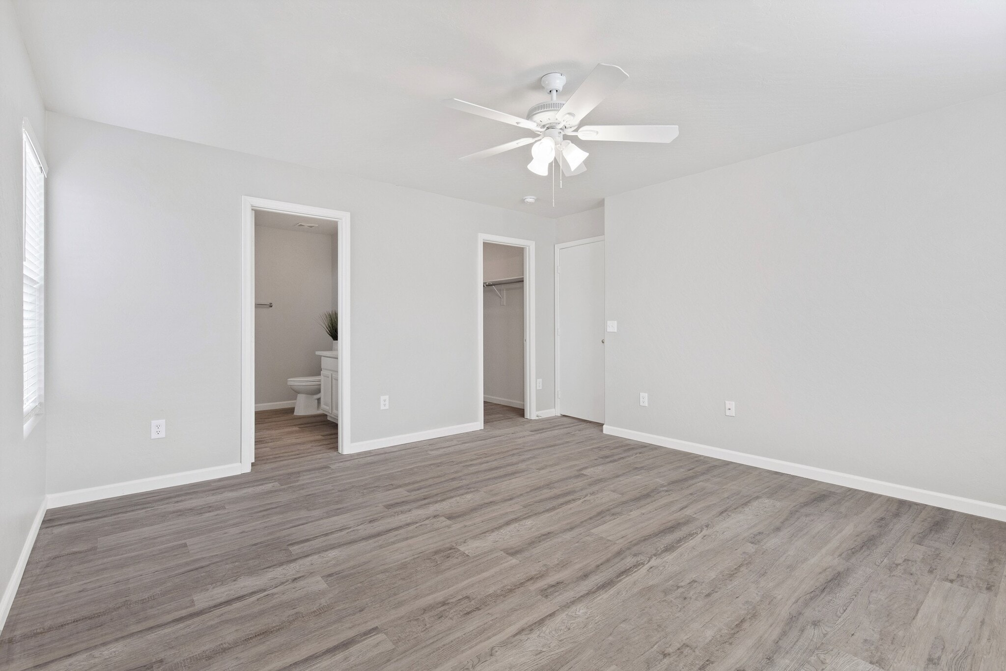 Master Bedroom - 664 E Mariposa Pl