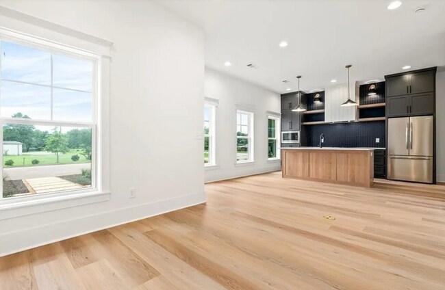Building Photo - 578 Pride Ave