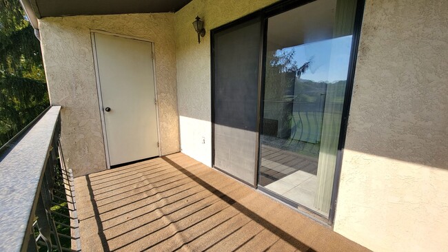 Building Photo - 3-bedroom, 2-bath Condo 'On the Green'