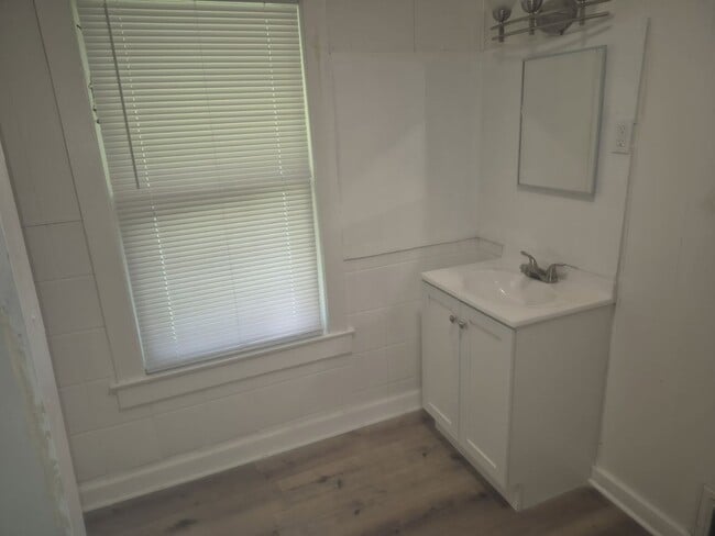 Building Photo - Updated Quaint Single Family Home Availabl...