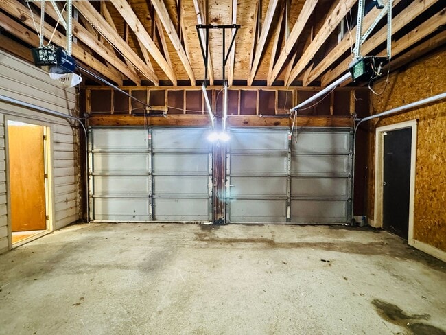 Building Photo - 4-Bedroom just perfect for your family