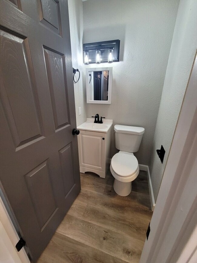 Building Photo - Remodeled 2 bathroom Townhouse on Sunset i...