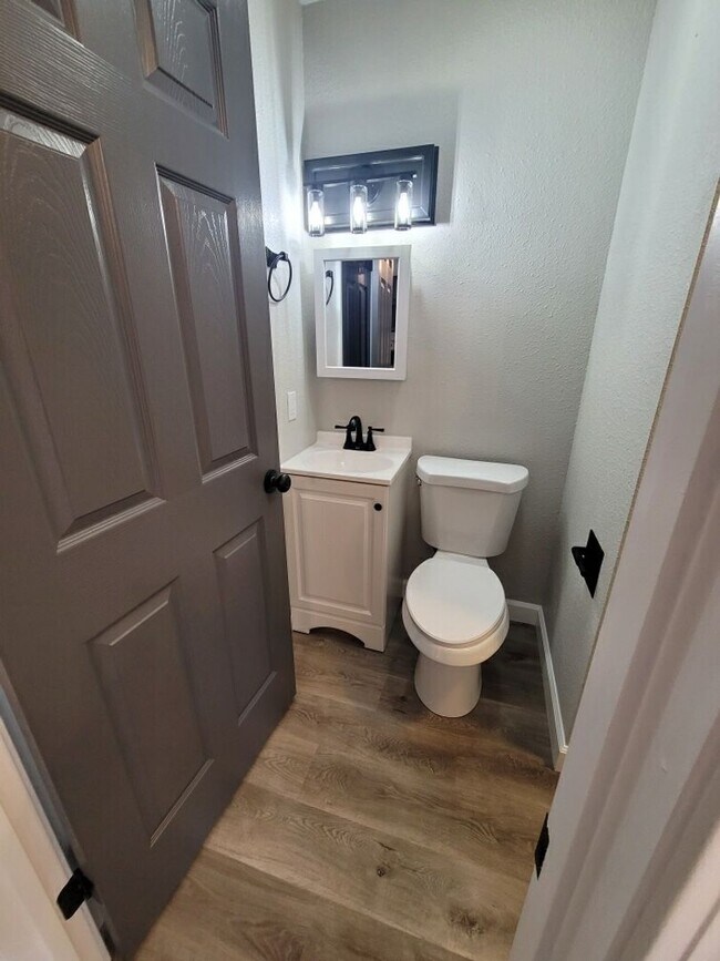 Building Photo - Remodeled 2 bathroom Townhouse on Sunset in Osage Beach!