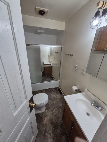 bathroom - 4049 6th Ave