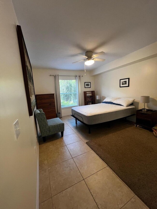 Building Photo - 11195 Roseland Rd