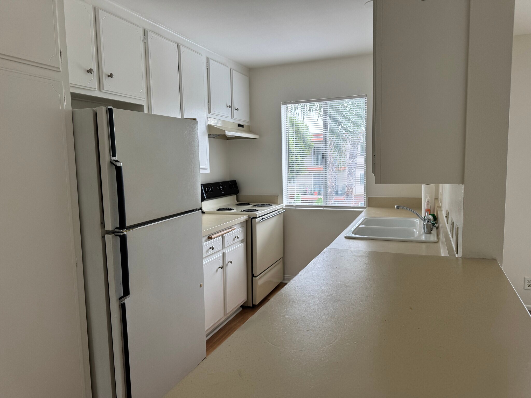 Kitchen - 400 N Acacia Ave