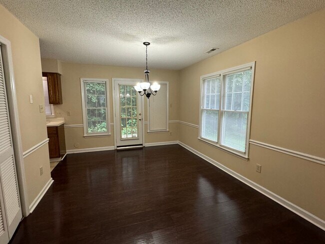 Building Photo - Very attractive 2 story townhouse.