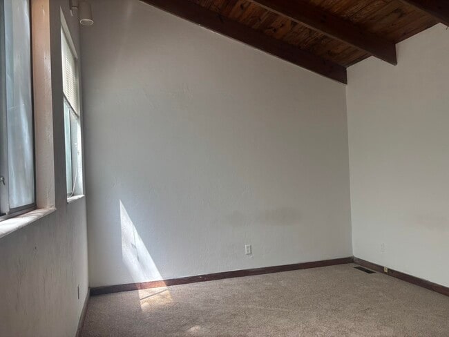 Building Photo - 307 Vantage Point Ln