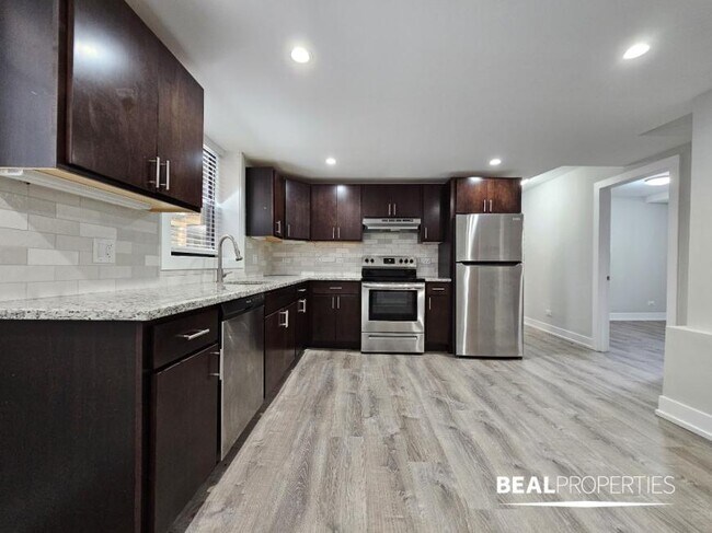 Building Photo - 2 bedroom in EVANSTON IL 60202