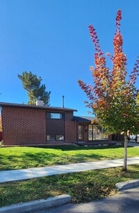 Building Photo - Beautiful Updated 4 Bedroom Home with Larg...