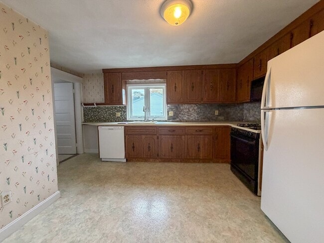 Building Photo - 233 Forest St