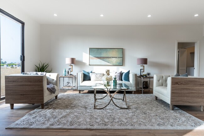 Building Photo - 828 S Bedford St