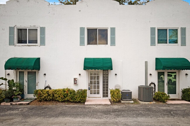 Building Photo - 690 SE 23rd Ave