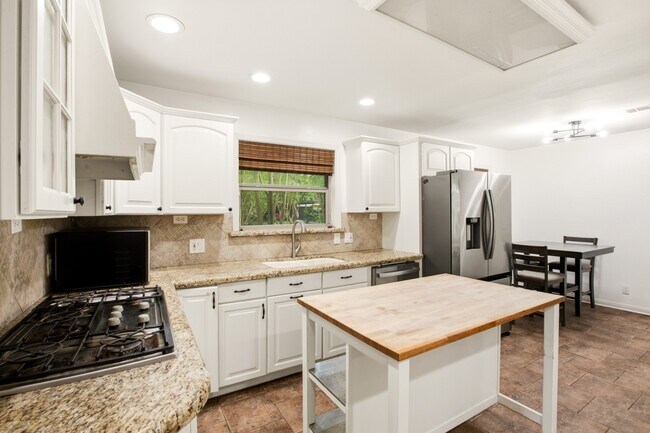 Building Photo - 5238 Kinglet St