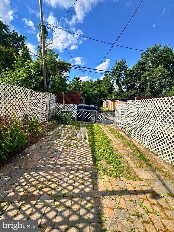 Building Photo - 548 Radnor Ave