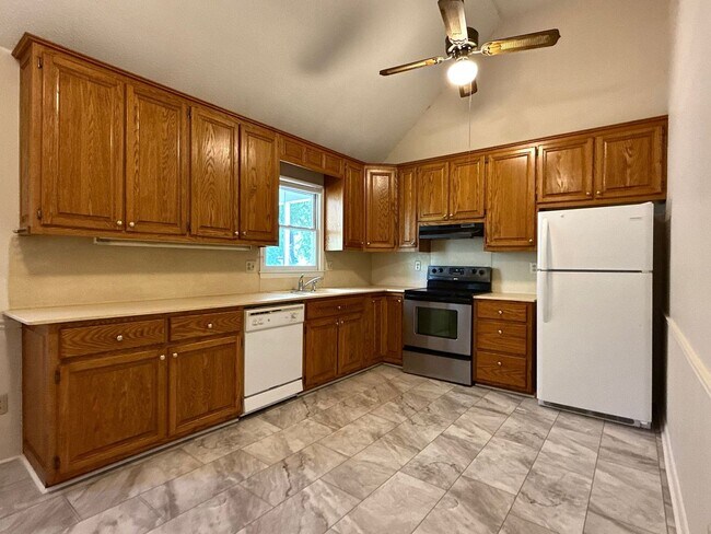 Building Photo - 2083 Ridgecrest Rd