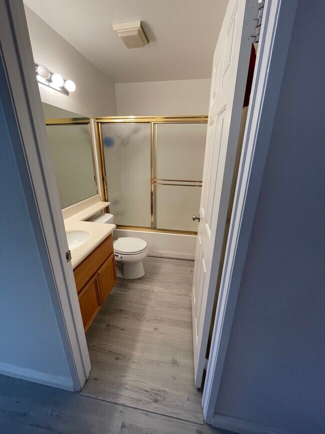 Guest bathroom/2nd bedroom bathroom - 21832 S Vermont Ave