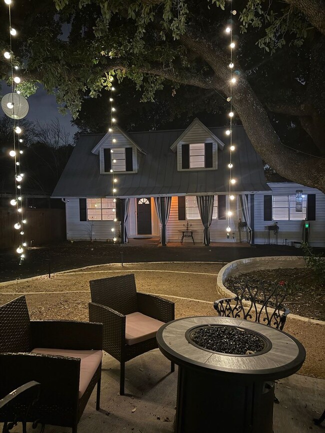 Building Photo - Urban Retreat: Cozy Charm in San Antonio