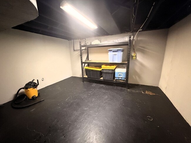 Building Photo - Hilltop Charm in Floyds Knobs – Spacious All-Brick Beauty with Room to Grow!