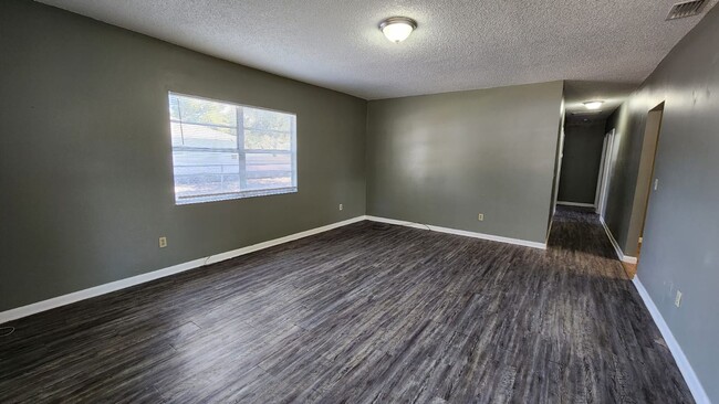 Building Photo - Updated 4/1 in Plant City- Move in Ready