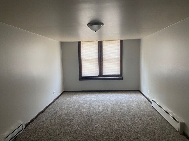 Building Photo - Spacious 5 bedroom house