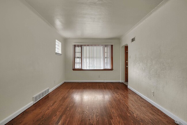 Building Photo - Quaint 2 bedroom home in University City.