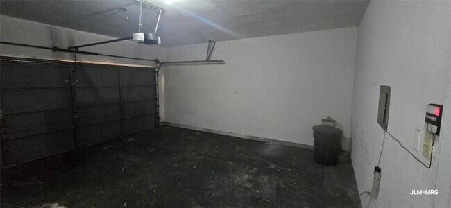 Building Photo - 17471 Red Oak Dr