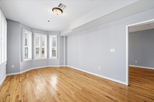 Building Photo - 132 Monroe St