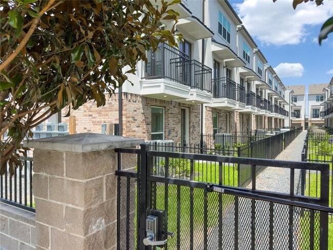 Building Photo - 1276 N Post Oak Rd