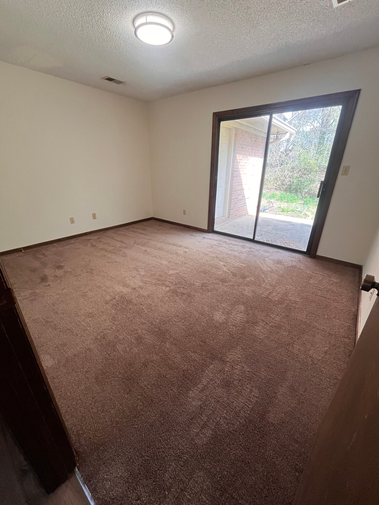 Building Photo - 2040 Pineview Dr