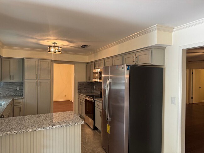 Building Photo - Beautiful home with over 2k square feet!