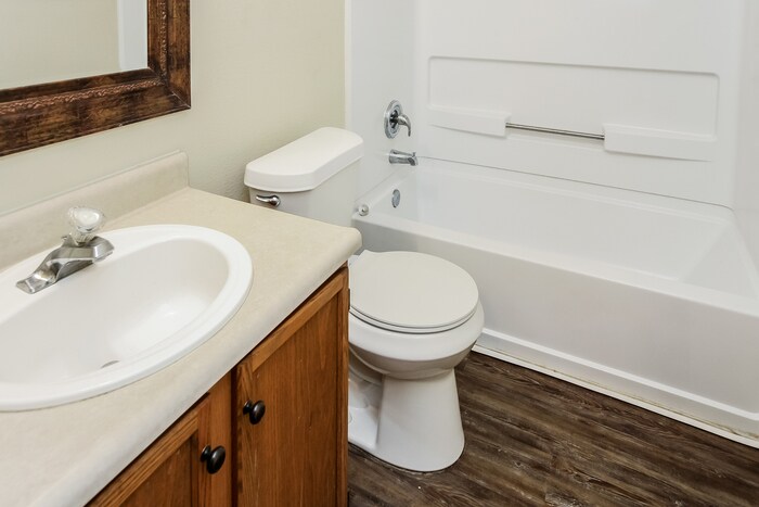 Building Photo - 10740 Glenayr Dr