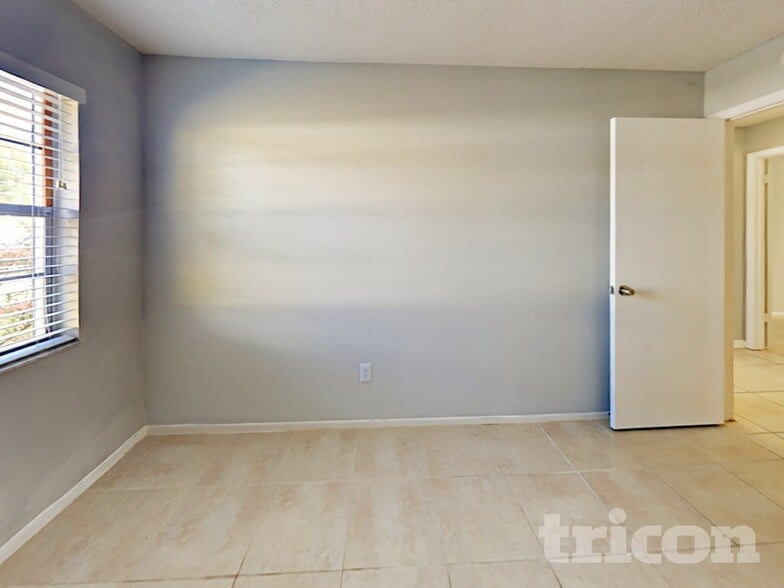 Building Photo - 266 Iowa Woods Cir W