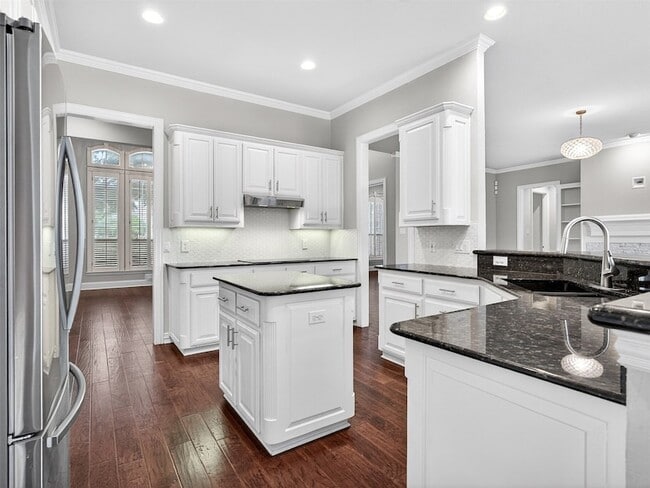Building Photo - 1210 Forest Hills Dr