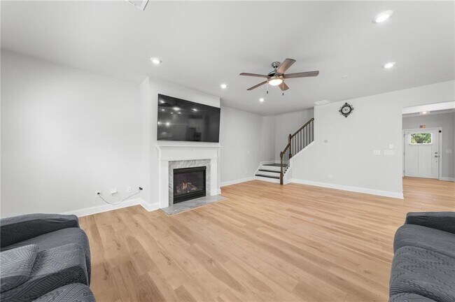 Building Photo - 96 Fairway Dr