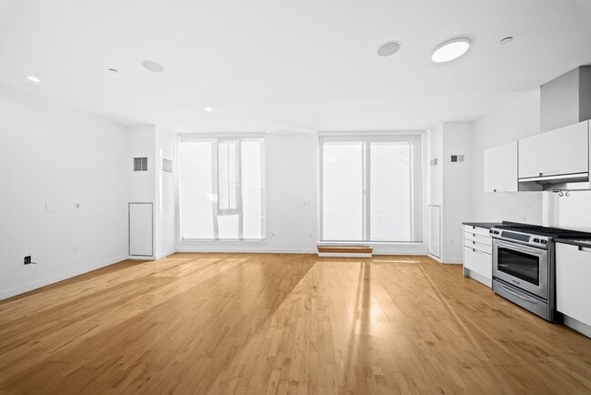 Building Photo - 346 Congress St