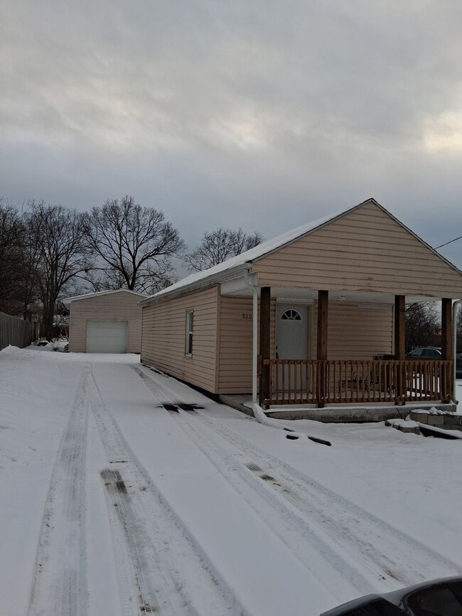 Building Photo - Quaint Newly-renovated Bungalow