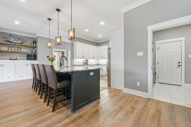 Building Photo - 3 Bedrooms Plus an Office & Sun room