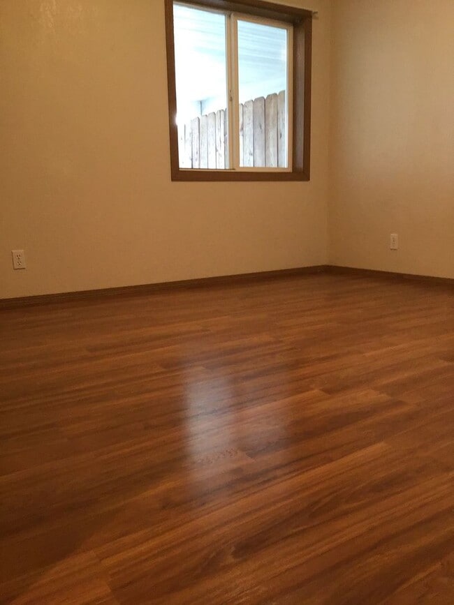 Building Photo - Silverton Duplex #13146